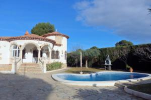 una casa con piscina frente a ella en Meddays Villa Norli, en Miami Platja