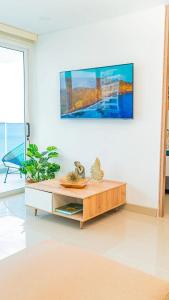 ein Couchtisch in einem Wohnzimmer mit einem Gemälde an der Wand in der Unterkunft Majestic 3BR with Fantastic Pool in Bolivar in Gaira