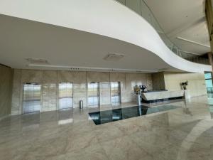 eine leere Lobby mit einer großen weißen Decke in der Unterkunft Apartamento em Recife, condomínio de luxo in Recife