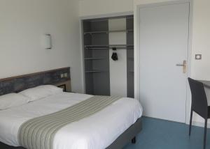 Ένα ή περισσότερα κρεβάτια σε δωμάτιο στο Brit Hotel Dijon Hermes