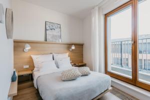 Postel nebo postele na pokoji v ubytování inQse Krakow Brewery Residence