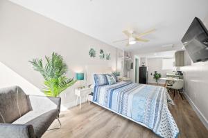 Un dormitorio blanco con una cama y un sofá. en The Samantha by Lowkl, en Miami Beach 31 fotos más