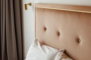 een afsluiting van het hoofdeinde van een bed bij Richter Residence in Braşov +130 foto's