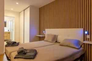 a bedroom with two towels on a bed at Villa Arco in Vila Flor
