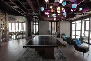 a conference room with a table and chairs at The Edge Central Pattaya - Luxury 1 Bedroom Apartment - 5th Floor #19 in Pattaya Central