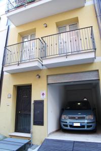 une voiture est garée à l'intérieur d'un garage dans l'établissement Casa Trinacria Taormina, à Taormine