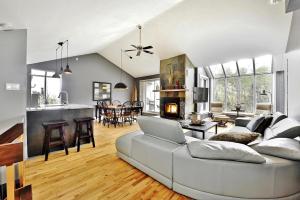 Khu vực ghế ngồi tại 541 chemin du Hibou