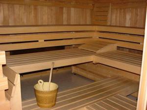 a sauna with two beds and a bucket in it at Gasthof Zum Schützen in Oberprechtal