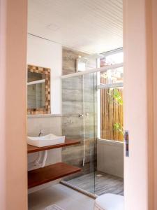 a bathroom with a glass shower and a sink at Casa Caetano - Peninsula de Maraú - Taipus de Fora in Taipu