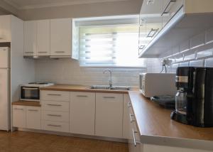 Kuchyň nebo kuchyňský kout v ubytování NEFELI House