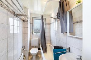 un baño con inodoro y lavabo en Zuhause für die Entdeckergruppe, en Dinslaken 15 fotos más