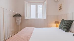 Una habitación blanca con una cama y una ventana en Pátio Vilareto - Villa Clara, en São Domingos de Rana 26 fotos más