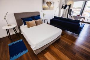 a bedroom with a large bed and a couch at Loft 44 puebla center by Rotamundos in Puebla