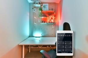 a room with a desk with a laptop on it at Charmant appartement proche du centre de Nice in Nice +6 photos