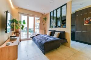 a living room with a blue couch in a room at Charmant appartement proche du centre de Nice in Nice