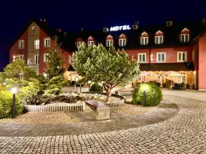 a park with a bench in front of a building at Hotel Fero Express POKOJE KLIMATYZOWANE AC in Krakow