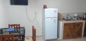 Una cocina con un refrigerador blanco y un fregadero. en Alojamiento castillo, en Curuzú Cuatiá