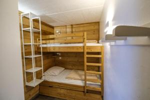 レ・メニュアールにあるWooden paradise / 6 personsの二段ベッド2組とはしごが備わる客室です。