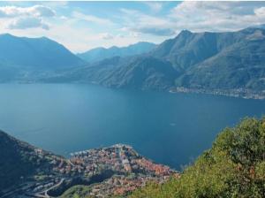 una vista di un grande specchio d'acqua con montagne di Carlotta House-LT a Bellano