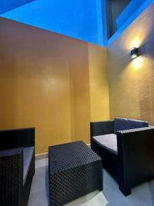 um quarto com duas camas e uma luz azul em Centrico 5 Tanger Bendiban em Tânger mais 11 fotografias