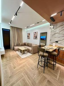 uma sala de estar com um sofá e uma mesa em Centrico 5 Tanger Bendiban em Tânger