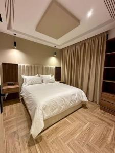 um quarto com uma grande cama branca em Centrico 5 Tanger Bendiban em Tânger