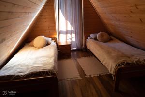 Teleśnica Oszwarowaにある"U Macieja"- Twoje miejsce w Bieszczadachの窓付きの客室で、ベッド2台が備わります。