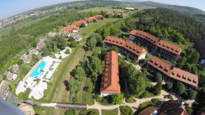 Bazén v ubytování Club Dobogómajor superior nebo v jeho okolí