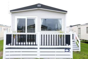 KentWhitstable Neptune的白色的小房子,有白色的大门