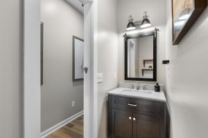 Phòng tắm tại Carolina Breeze Carolina Beach Condo +36 ảnh