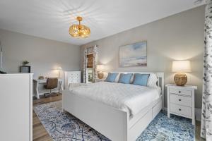 Giường trong phòng chung tại Carolina Breeze Carolina Beach Condo