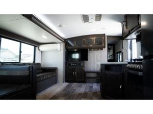 館山市にあるOCEAN FRONT TATEYAMA - Vacation STAY 66632vのRVのキッチンとリビングルーム