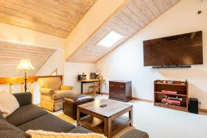 a living room with a couch and a tv at Fairway Nine Condo 4322 in Sun Valley