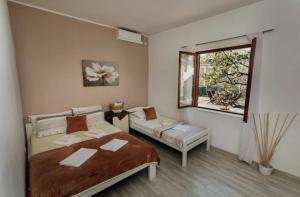 Ένα ή περισσότερα κρεβάτια σε δωμάτιο στο Apartmani Brajovic
