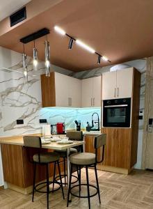 uma cozinha com mesa e cadeiras em uma cozinha em Centrico 5 Tanger Bendiban em Tânger