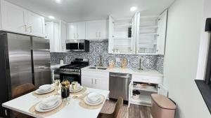 Η κουζίνα ή μικρή κουζίνα στο DC Edge stunning three-bedroom House