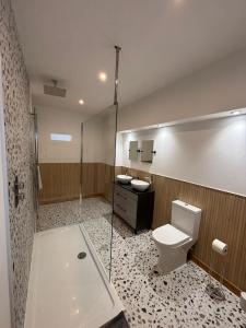 Un baño con bañera, inodoro y lavabo. en Lyla's at Botany Bay, en Broadstairs