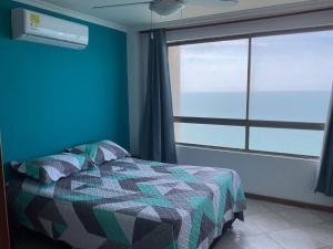 een slaapkamer met een bed en een raam bij Edificio el peñon in Santa Marta +128 foto's