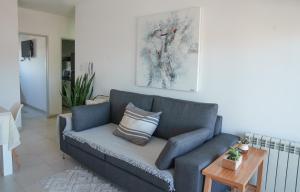 a living room with a blue couch and a table at Departamento 2 Premium con Cochera y Piscina in Bahía Blanca