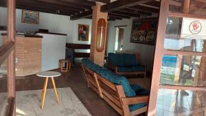 Una sala de estar con dos sillas y una mesa. en Jardim Aruan, Caraguatatuba ,sp, en Caraguatatuba