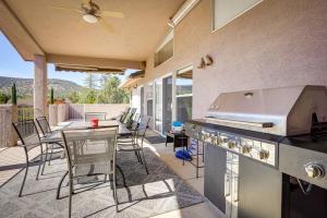 セドナにあるCovered Deck and Red Rock Views Home in Sedonaのパティオ(グリル、テーブル、椅子付)