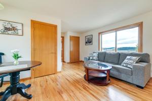 Χώρος καθιστικού στο Romantic Vineyard Getaway in Oakland Mtn Views!