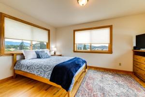 Ένα ή περισσότερα κρεβάτια σε δωμάτιο στο Romantic Vineyard Getaway in Oakland Mtn Views!