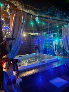 海滨圣玛丽Les Chambres de Paulette Chambres à Thème Jack Sparrow的客房内的浴缸配有圣诞灯