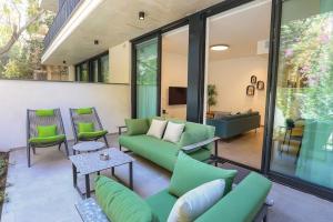 TV a/nebo společenská místnost v ubytování Luxury Garden 1bed Apartment