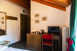 TV a/nebo společenská místnost v ubytování Chalet La Felce
