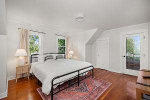 En eller flere senge i et værelse på Newly Renovated Villa in Central Spokane