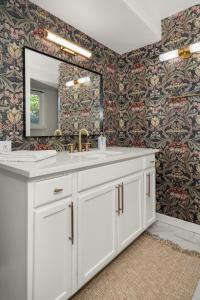 Et badeværelse på Newly Renovated Villa in Central Spokane