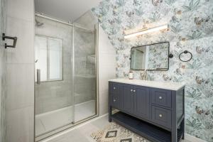 Et badeværelse på Newly Renovated Villa in Central Spokane + 13 billeder