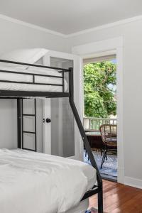 En eller flere senge i et værelse på Newly Renovated Villa in Central Spokane